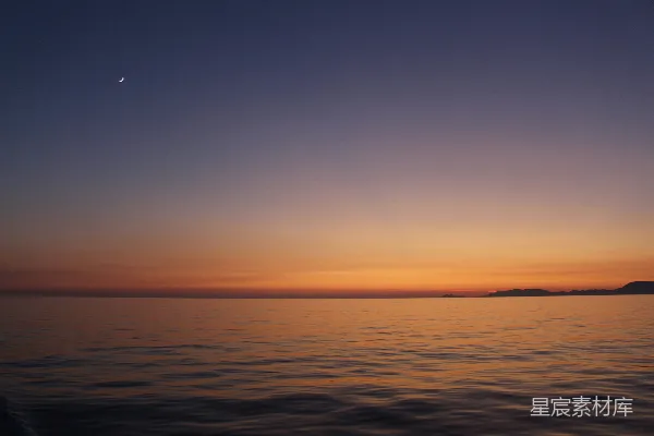 高清摄影 夕阳将温暖的色彩洒在海面上。