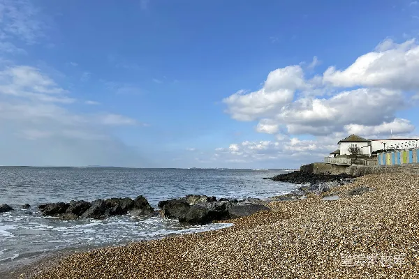 高清摄影 一个有着岩石和海岸建筑物的海滩