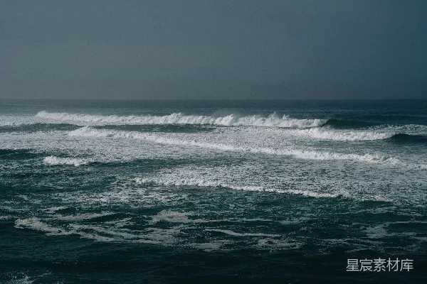 高清摄影 海浪拍打着漆黑而暴风雨的海洋。