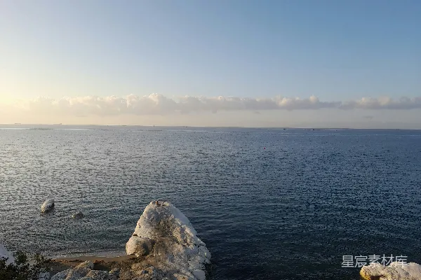 高清摄影 一片巨大的水域紧邻着岩石海岸。