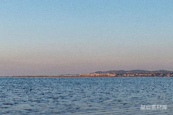 高清摄影 一片大水域，远处有一座小岛。