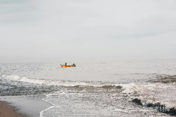 高清摄影 一艘漂浮在海洋中的船