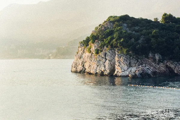 高清摄影 一片大水域，中间有一座小岛。