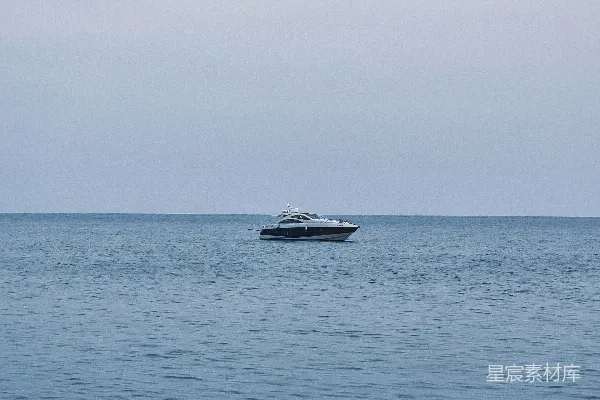 高清摄影 白黑相间的船在白天的海上
