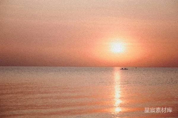 高清摄影 橙色天空下的平静海面