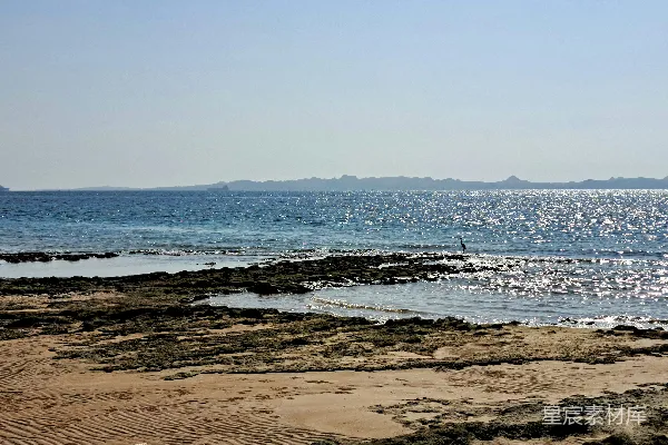 高清摄影 从海滩上看向一片水域的景象