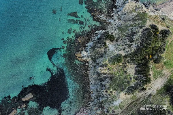 高清摄影 空中俯瞰海滩和一片水域的景象