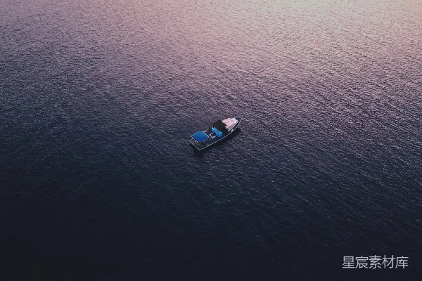 高清摄影 一艘小船漂浮在一大片水域上
