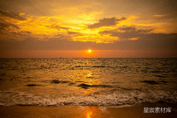 高清摄影 夕阳正照在海滩的水面上。