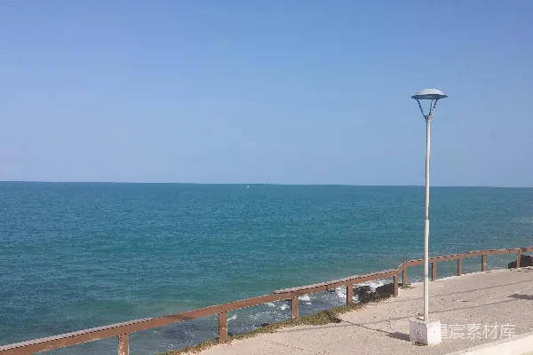 高清摄影 路边的路灯，靠近海洋。