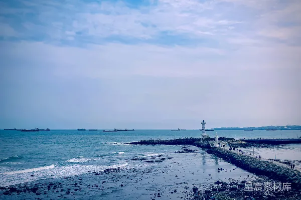 高清摄影 一片水域，远处有一座灯塔。