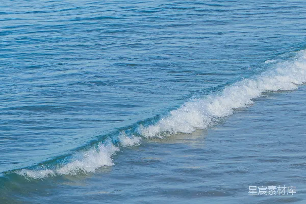 高清摄影 一个男人骑在海浪上冲浪板上