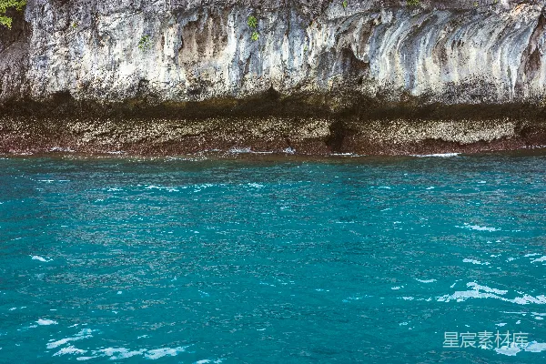 高清摄影 一座悬崖旁边的大片水域