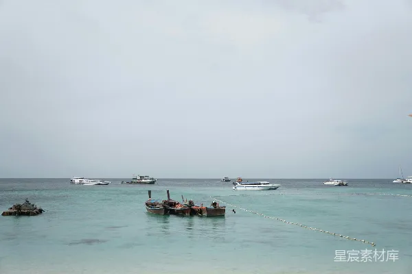 高清摄影 一群船只漂浮在水面上。