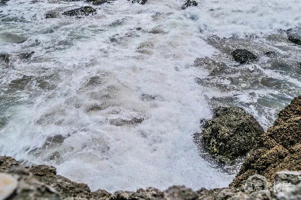 高清摄影 白天，海浪拍打着岩石。