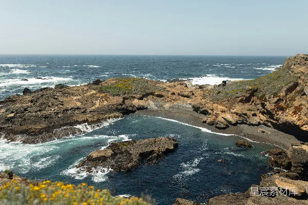 高清摄影 靠近岩石海岸的一片水域