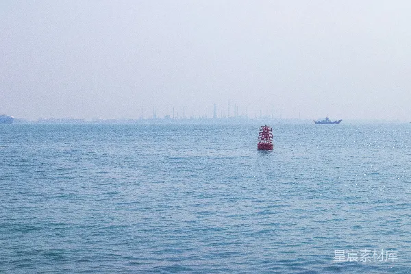 高清摄影 水中有几艘船