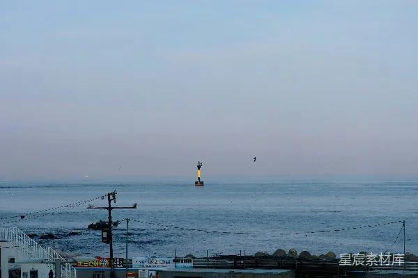 高清摄影 从一栋建筑物的屋顶看海景