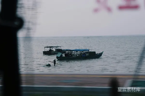 高清摄影 几艘船漂浮在一大片水域上。