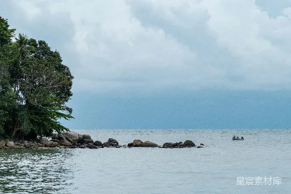 高清摄影 海岸地区宁静的海面和多云的天空。