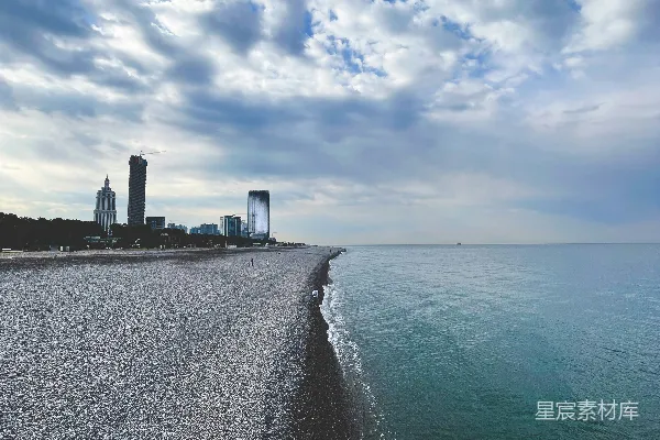 高清摄影 背景中有建筑的海滩景象