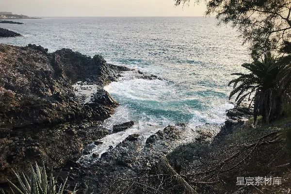 高清摄影 白天海浪拍打海岸的景象