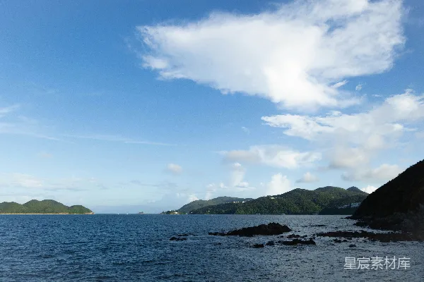 高清摄影 一片水域，背景中有山丘。