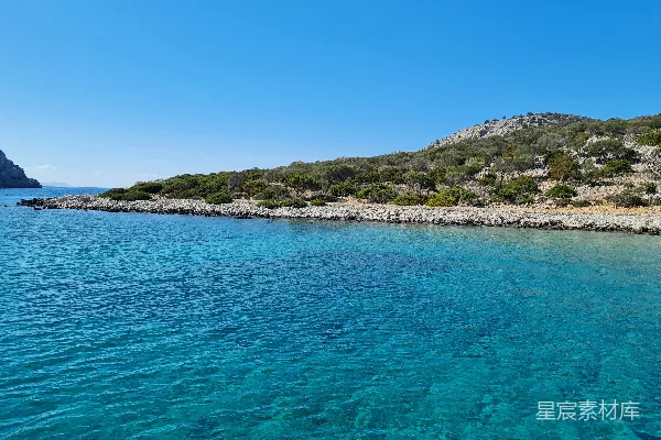 高清摄影 清澈的水与岩石海岸线相接。