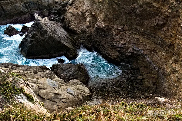 高清摄影 岩石海滩在白天