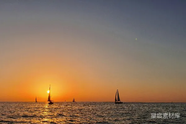 高清摄影 夕阳西下时海面上帆船的剪影