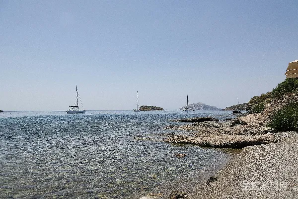 高清摄影 一艘船漂浮在水面上。