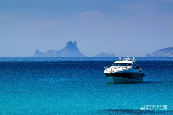 高清摄影 一艘船漂浮在大海中央