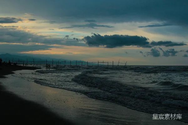 高清摄影 一个海滩，海浪拍打着海岸。