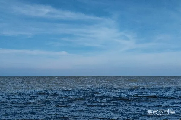 高清摄影 一片蓝色天空下的大片水域