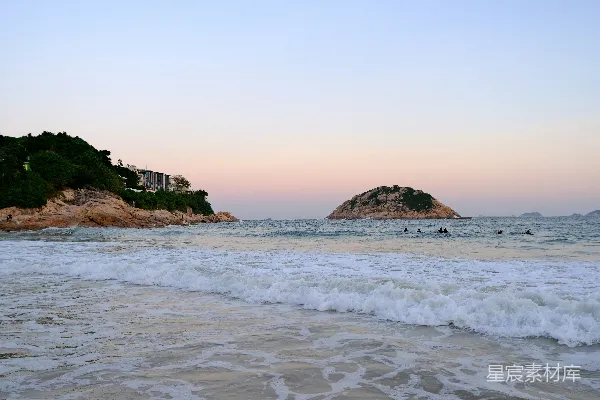 高清摄影 一片水域，海浪正冲向岸边。