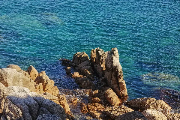 高清摄影 岩石海岸，蓝色的海水和岩石