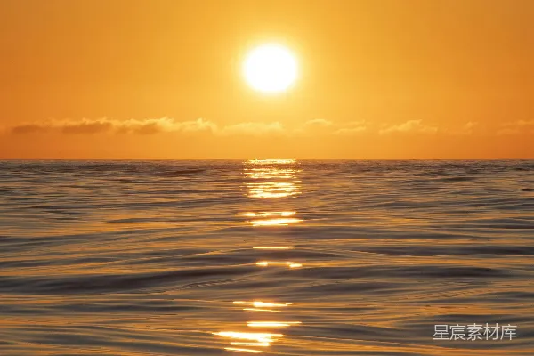 高清摄影 夕阳沉落，倒映在平静的水面上，呈现出金色的光辉。