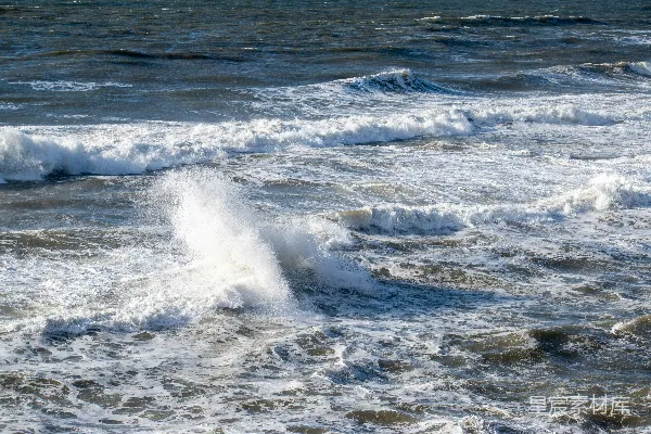 高清摄影 暴风雨天，海浪冲刷着沙滩。