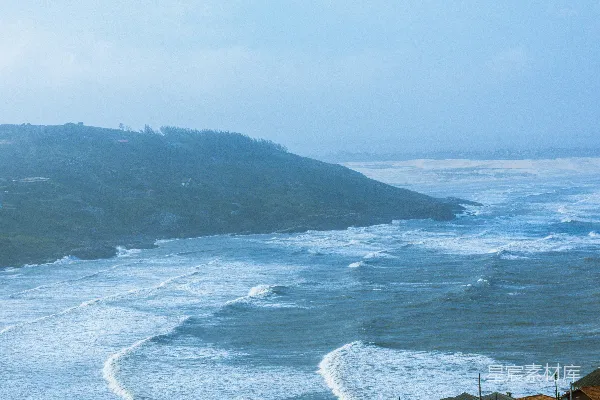 高清摄影 汹涌的海浪拍打着岩石海岸线。