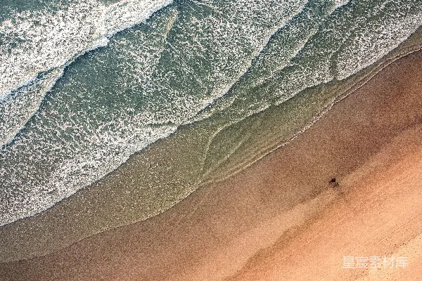 高清摄影 一个人在海滩上散步