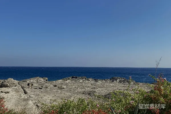高清摄影 从岩石突起处俯瞰大海的景色