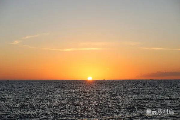 高清摄影 夕阳正挂在海面上。