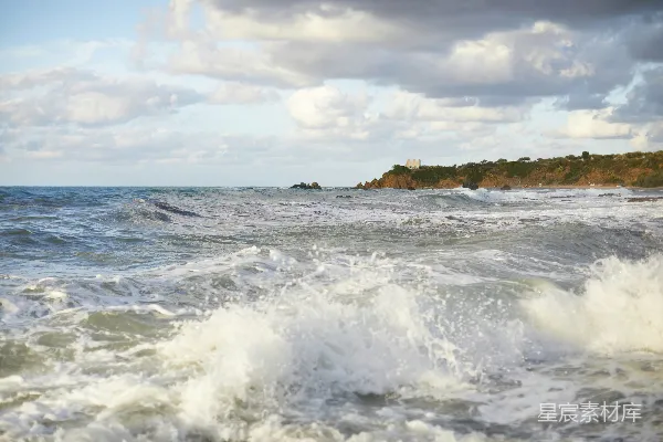 高清摄影 白天海浪拍打着海岸