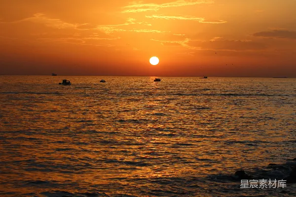 高清摄影 夕阳映照在水面上