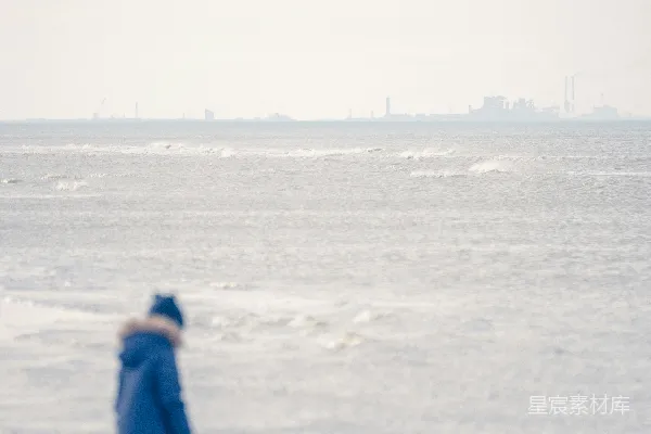 高清摄影 穿蓝色夹克的人在白天的雪地里行走。