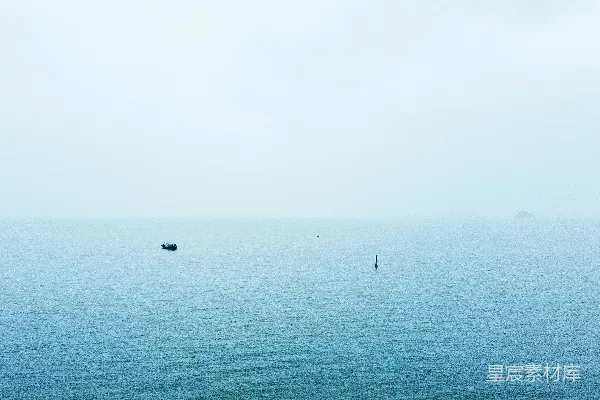 高清摄影 几艘船漂浮在一大片水域上。