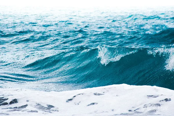 高清摄影 一个人在海浪上骑冲浪板。