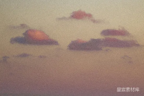 高清摄影 一群鸟在夕阳下飞越海洋。