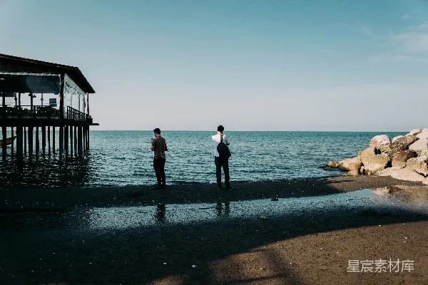 高清摄影 白天站在海边的人