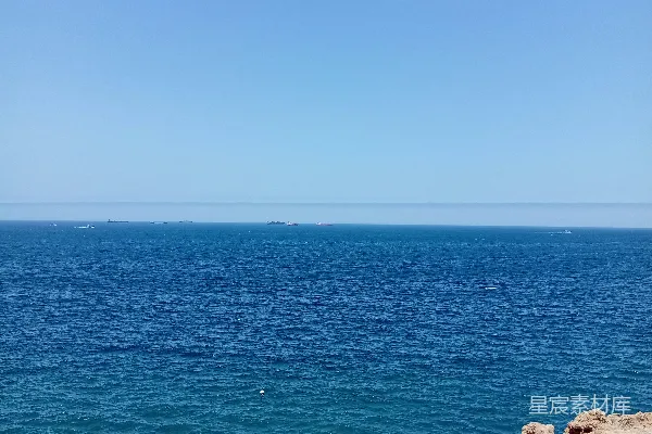 高清摄影 蓝天与浩瀚的海洋相接。
